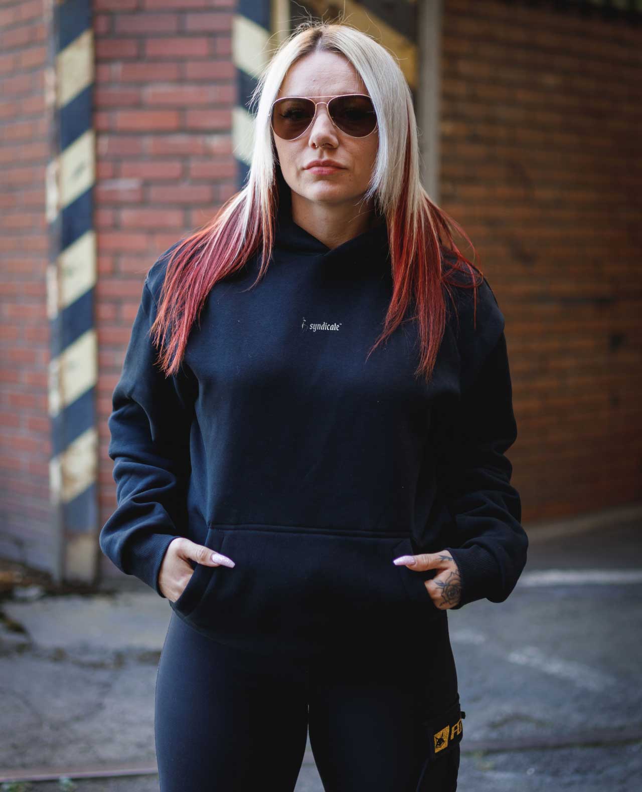Schwarzer Hoodie mit Syndicate Logo