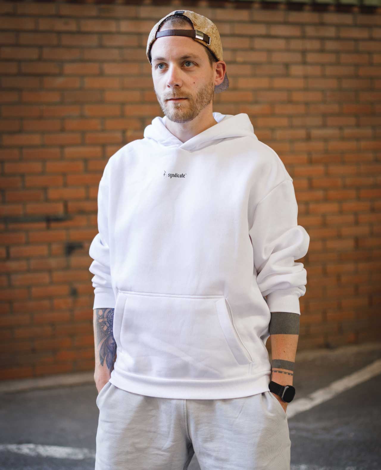Weißer Hoodie mit Syndicate Logo