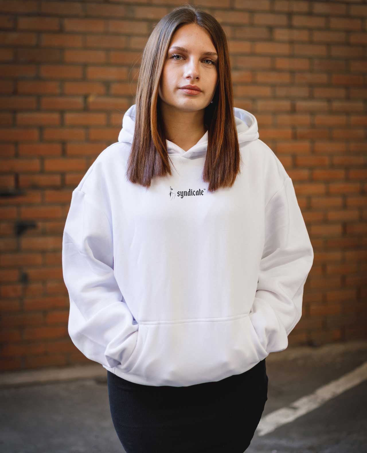 Weißer Hoodie mit Syndicate Logo